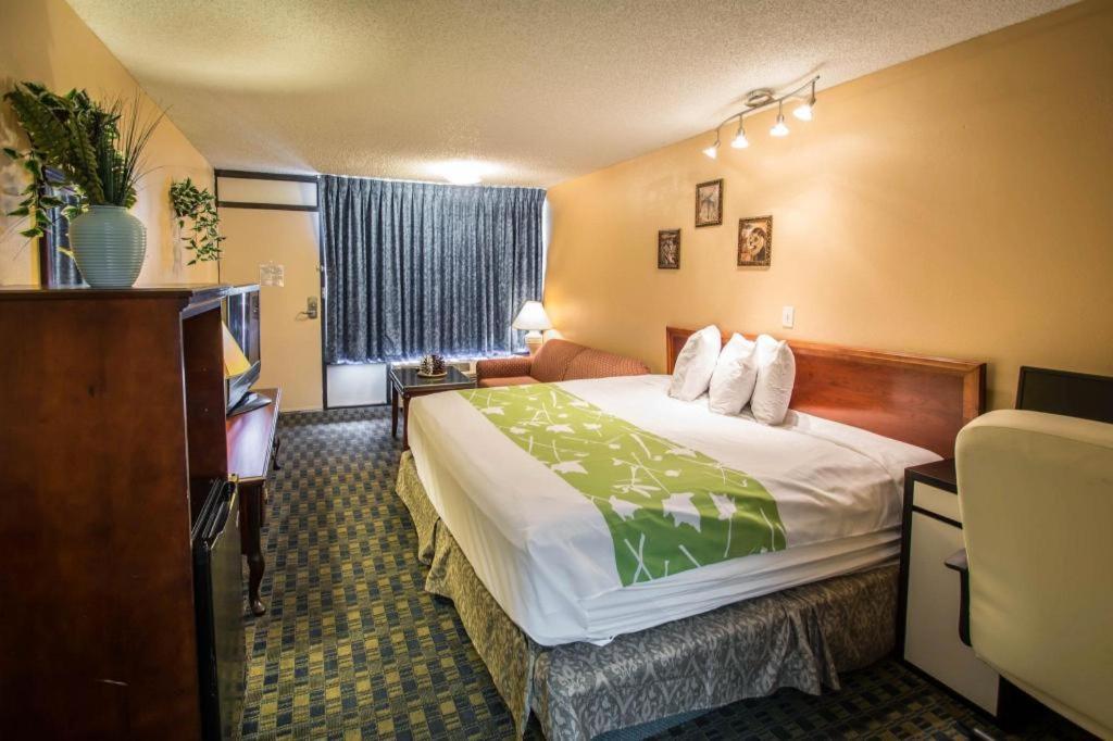 Quality Inn Celebration Exterior photo